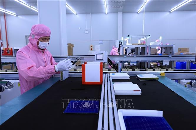 Đóng gói sản phẩm tấm pin năng lượng mặt trời tại Công ty TNHH Toyo Solar (100% vốn của Trung Quốc), khu công nghiệp Cẩm Khê (Phú Thọ). Ảnh: Tuấn Anh/TTXVN