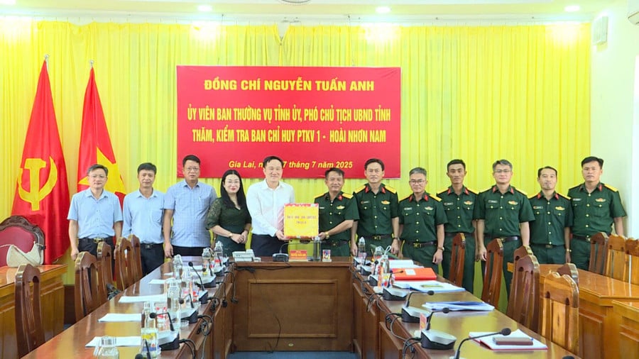 pho-chu-tich-ubnd-tinh-nguyen-tuan-anh-dung-thu-5-tu-trai-sang-phai-tang-qua-cho-tap-the-lanh-dao-ban-chi-huy-phong-thu-khu-vuc-i-hoai-nhon-nam-anh-phi-long.jpg