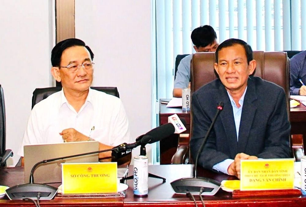 Ông Đặng Văn Chính- Phó Chủ tịch Thường trực UBND tỉnh và lãnh đạo các sở ngành tỉnh chụp ảnh lưu niệm với Đoàn công tác của Diễn đàn Kinh tế Thụy Sỹ - Việt Nam.