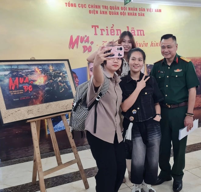 Á hậu Châu Anh, diễn viên Đỗ Nhật Hoàng xúc động tại triển lãm 'Mưa đỏ'- Ảnh 5.