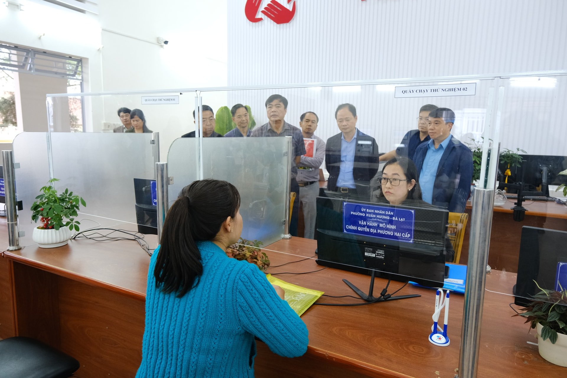 1. Bí thư Tỉnh ủy Y Thanh Hà Niê Kđăm và Phó Bí thư Tỉnh ủy, Chủ tịch HĐND tỉnh Trần Hồng Thái kiểm tra công tác chuẩn bị tại phường Xuân Hương - Đà Lạt
