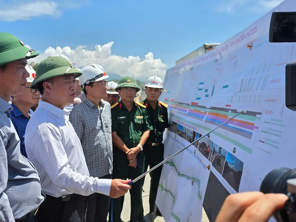 Thứ trưởng Bộ Xây dựng Nguyễn Việt Hùng cùng đoàn công tác kiểm tra dự án cao tốc Hòa Liên - Túy Loan