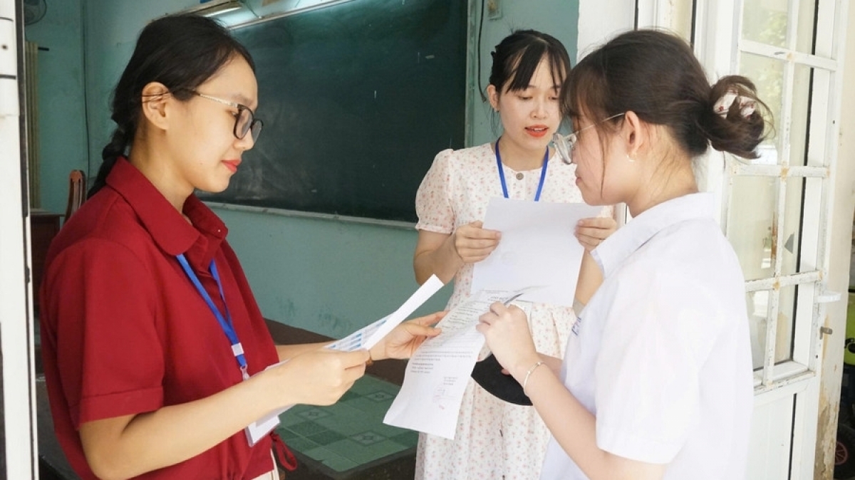When will the minimum admission scores for universities in 2025 be announced?