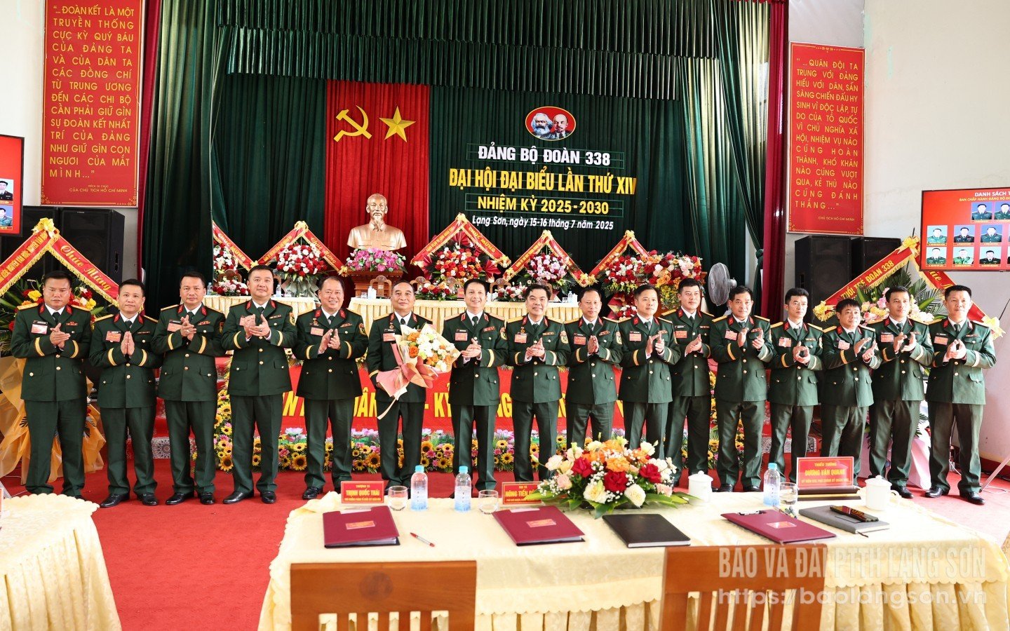 Lãnh đạo Quân khu 1 tặng hoa chúc mừng Ban Chấp hành Đảng bộ Đoàn 338 nhiệm kỳ 2025 - 2030