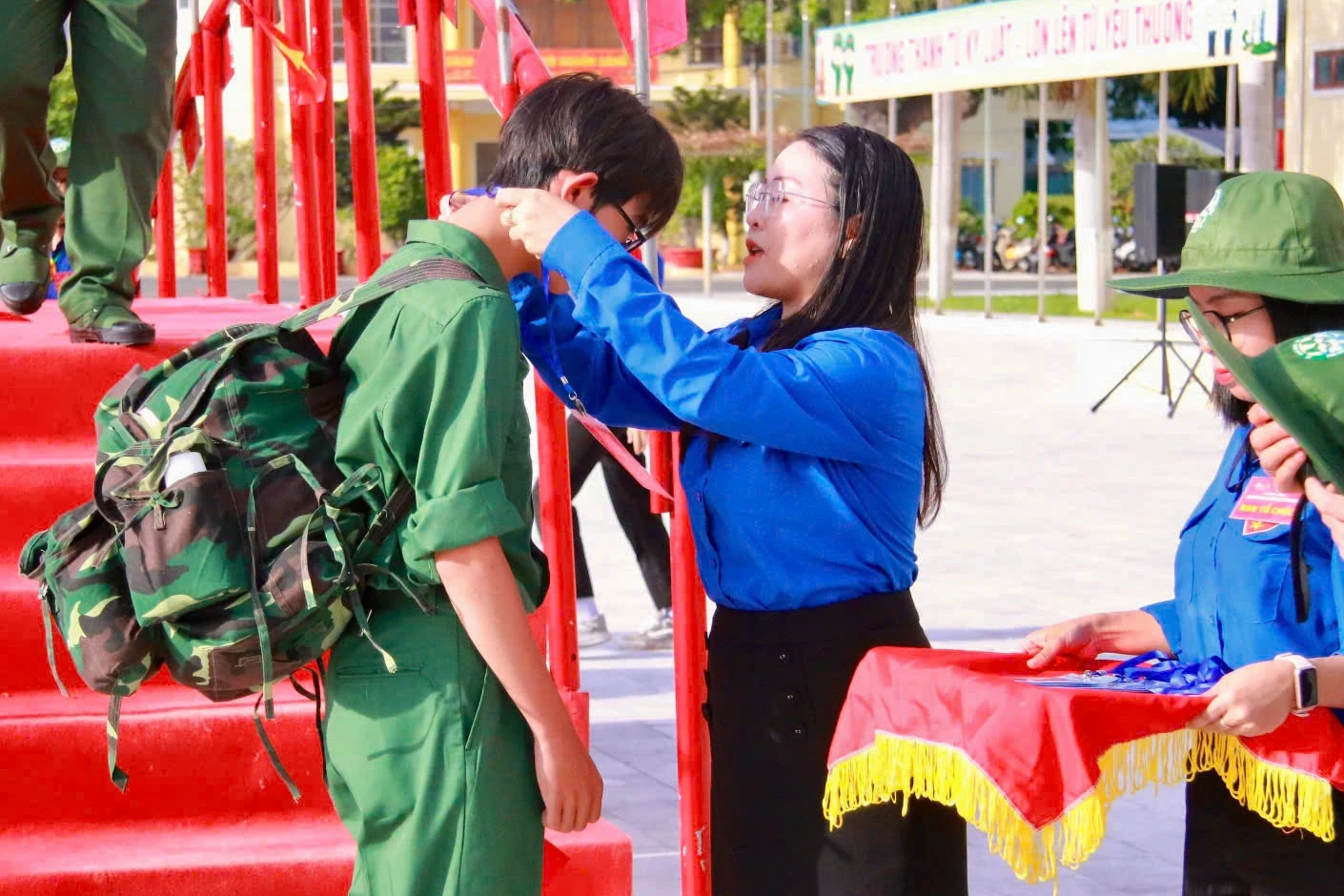 Lãnh đạo Tỉnh đoàn đeo thẻ học viên cho các chiến sĩ nhí.