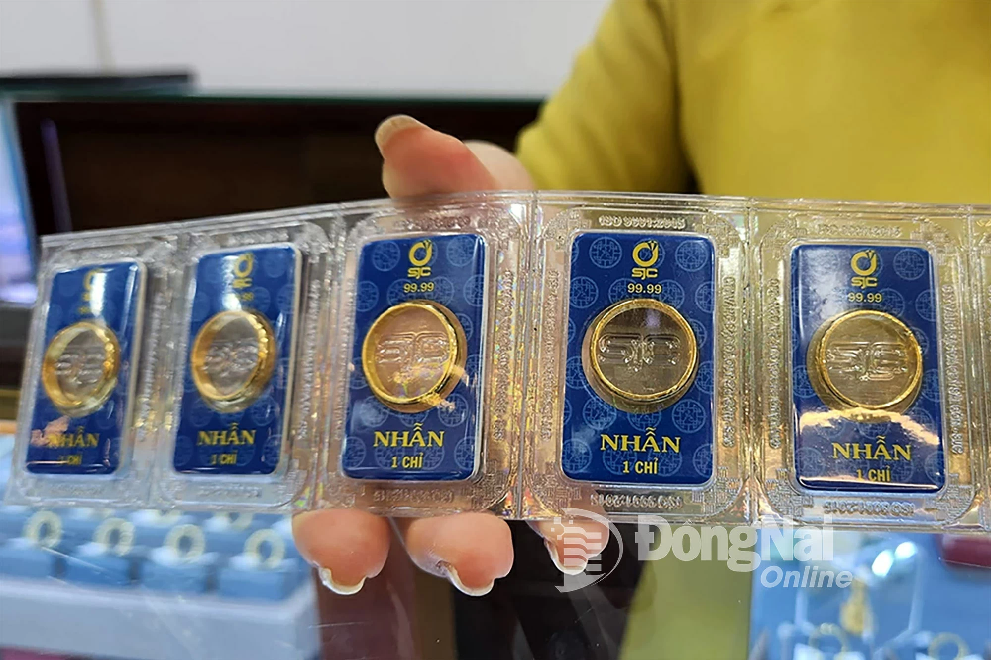 Ghi nhận tại phường Trấn Biên, giá các loại vàng miếng, vàng nhẫn giảm so với cuối tuần trước. Ảnh: Hải Quân
