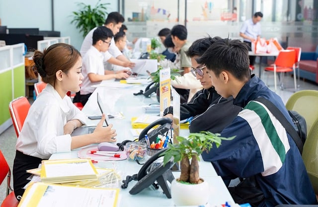 Dự báo điểm chuẩn đại học 2025 sẽ giảm sâu , ngành hot vẫn giữ ổn định - Ảnh 2.