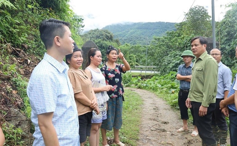 Đồng chí Lò Văn Cương đề nghị người dân quanh khu vực chủ động các phương án sẵn sàng di tán khi thời tiết diễn biến bất thường.