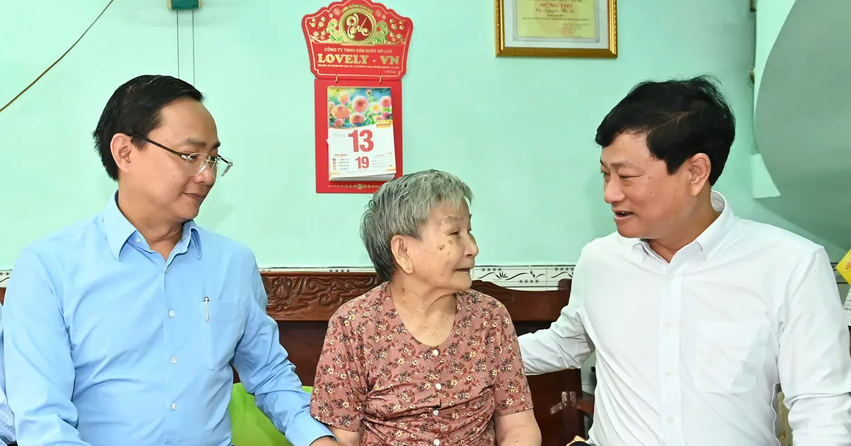 ប្រធានក្រុមប្រឹក្សាប្រជាជនទីក្រុងហូជីមិញ លោក Vo Van Minh អញ្ជើញទៅសួរសុខទុក្ខប្រជាជនជាមួយនឹងការរួមចំណែកបដិវត្តន៍