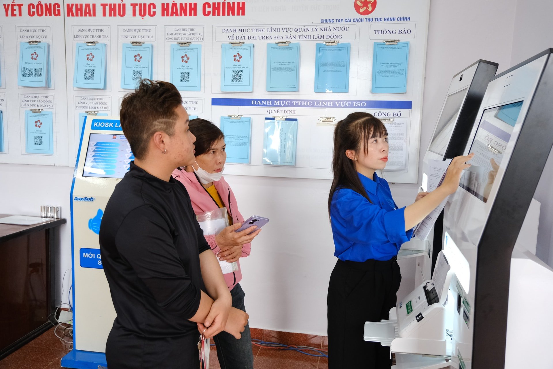 Đoàn viên, thanh niên hướng dẫn người dân thao tác thủ tục trên kiosk dịch vụ công tự động