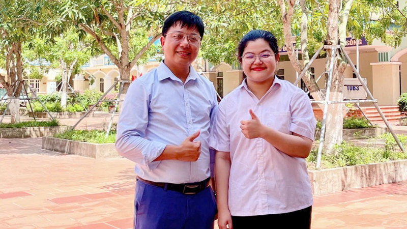 Kandidat Nguyen Thai An, ein Schüler der Kim Son A High School, erreichte im Block A00 die Bestnote von 30/30. Sein Klassenlehrer machte ein Erinnerungsfoto. (Foto: Ninh Binh Zeitung)