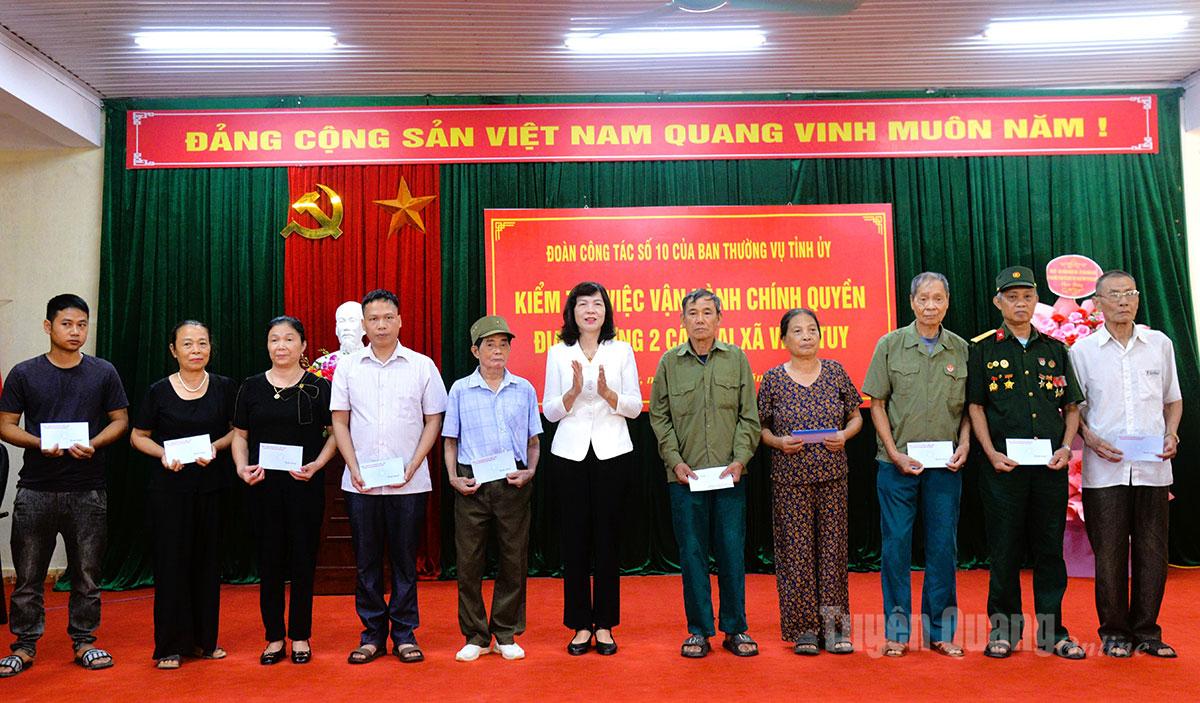 អនុប្រធានក្រុមប្រឹក្សាប្រជាជនខេត្ត Pham Thi Minh Xuan ជូនអំណោយដល់អតីតយុទ្ធជនឃុំ Vinh Tuy។