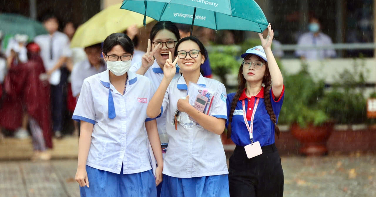 Điểm các tổ hợp chênh lệch lớn, cơ hội của thí sinh ra sao?