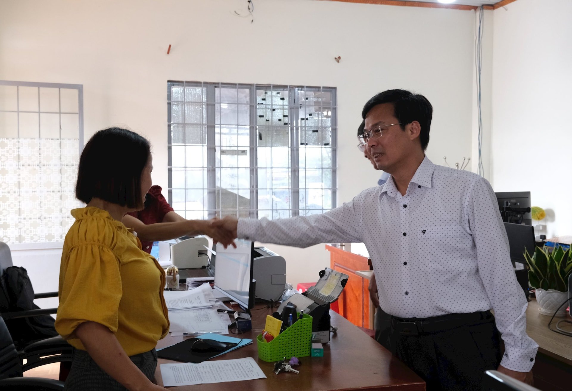 ២ អនុប្រធានគណៈកម្មាធិការប្រជាជនខេត្ត Dinh Van Tuan បានលើកទឹកចិត្តដល់ស្មារតីមន្ត្រីឃុំ Bao Thuan