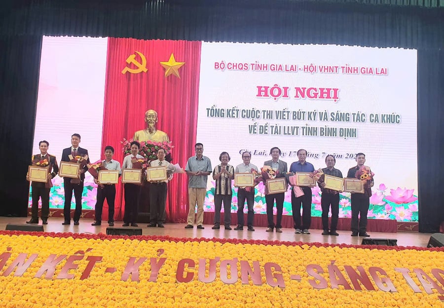 trao-cac-giai-cho-cac-tac-pham-dat-giai-mang-ca-khuc-gom-1-giai-a-2-giai-b-2-giai-c-va-5-giai-khuyen-khich-anh-nguyen-hang.jpg