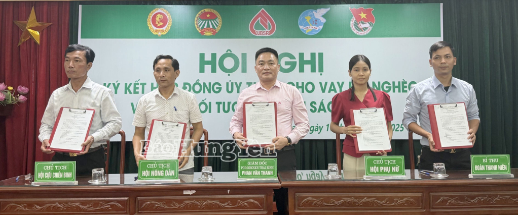 Phòng giao dịch Ngân hàng CSXH Thái Bình ký kết hợp đồng ủy thác cho vay đối với hộ nghèo và các đối tượng chính sách khác với các tổ chức chính trị - xã hội phường Thái Bình.