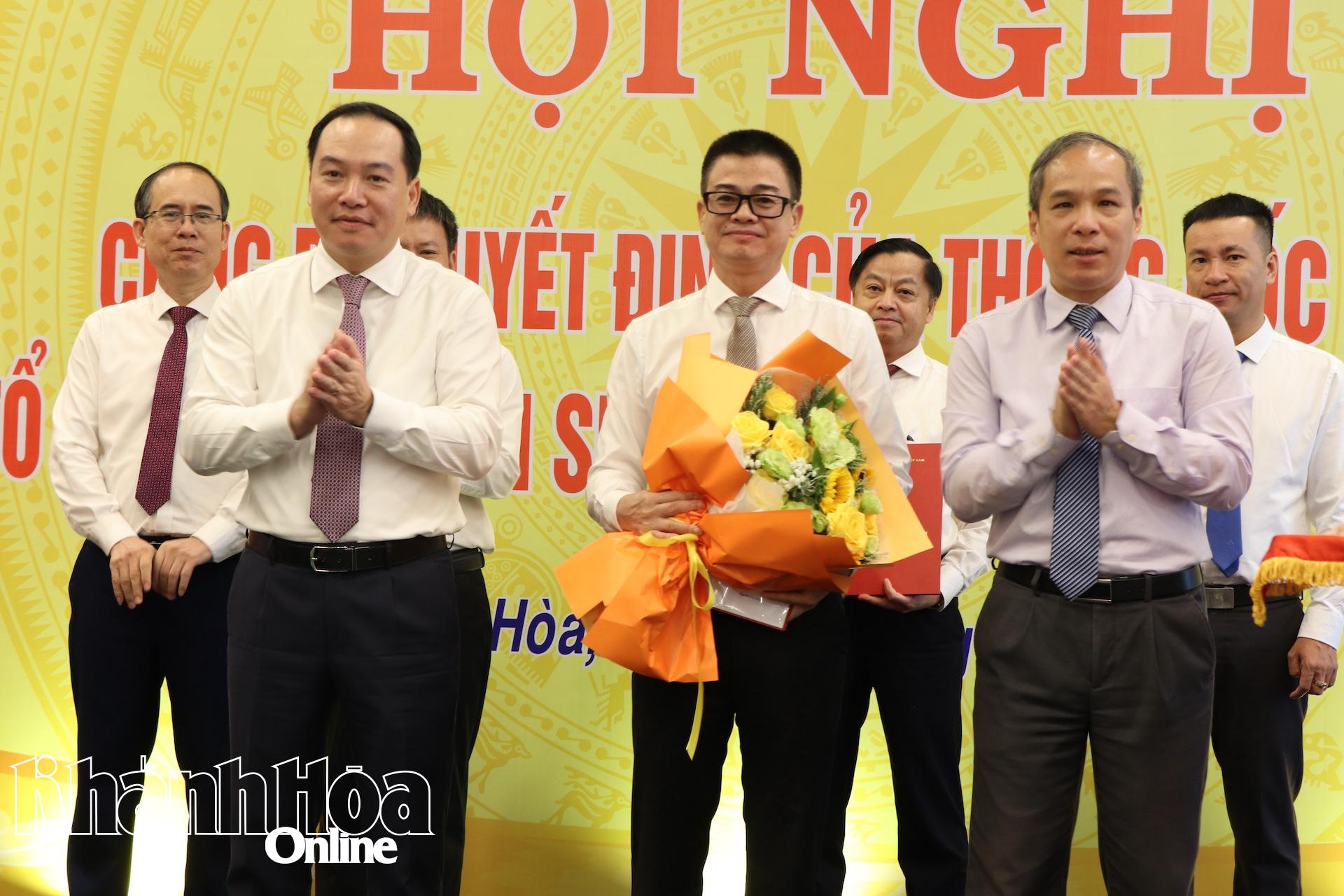 Lãnh đạo Tỉnh uỷ Khánh Hòa và Ngân hàng Nhà nước Việt Nam trao quyết định, tặng hoa cho ông Phạm Thanh Tình - Phó Giám đốc Ngân hành Nhà nước Chi nhánh khu vực 10.
