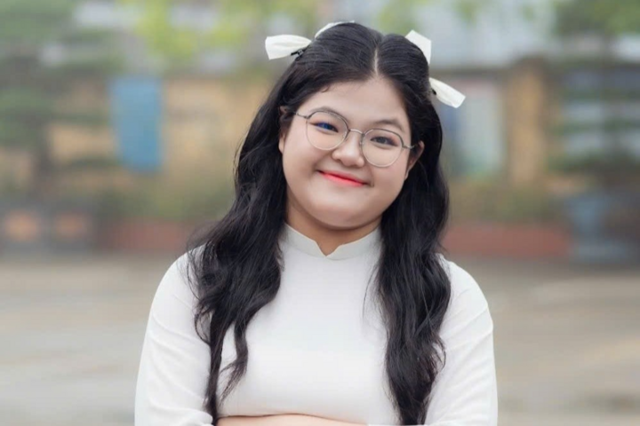 Nguyễn Thái An, học sinh trường THPT Kim Sơn A, Ninh Bình, cùng đạt điểm 10 tuyệt đối ở cả ba môn Toán, Lý, Hoá, trở thành thủ khoa toàn quốc khối A00. Với điểm số đạt được, nữ sinh dự định đăng ký xét tuyển vào Đại học Dược Hà Nội.