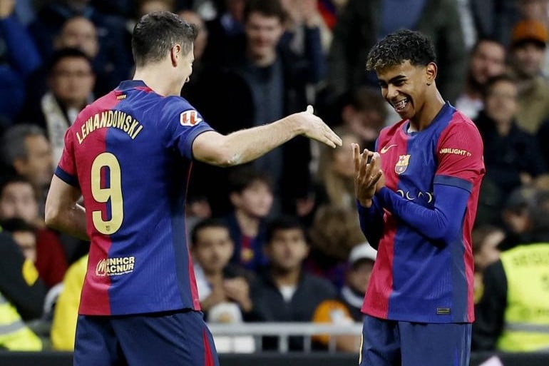 Yamal biến Lewandowski và Gavi thành...những kẻ học việc