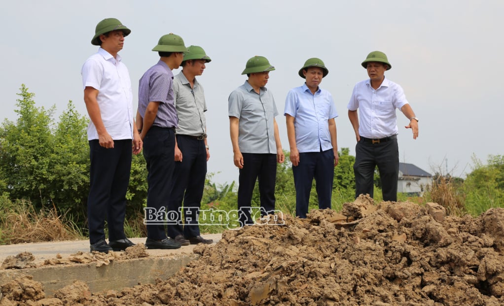 Phó Chủ tịch UBND tỉnh Lại Văn Hoàn kiểm tra Dự án nâng cấp đê Hồng Hà II, xã Vũ Tiên. Ảnh Trịnh Cường