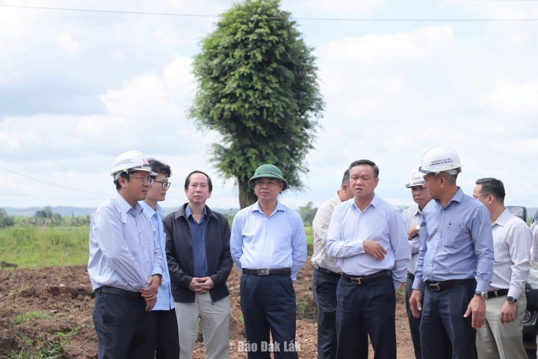 ក្រុមការងារបានចុះត្រួតពិនិត្យការអនុវត្តគម្រោងវិនិយោគសាងសង់ផ្លូវហូជីមិញ ផ្លូវវាងខាងកើតទីក្រុង Buon Ma Thuot។