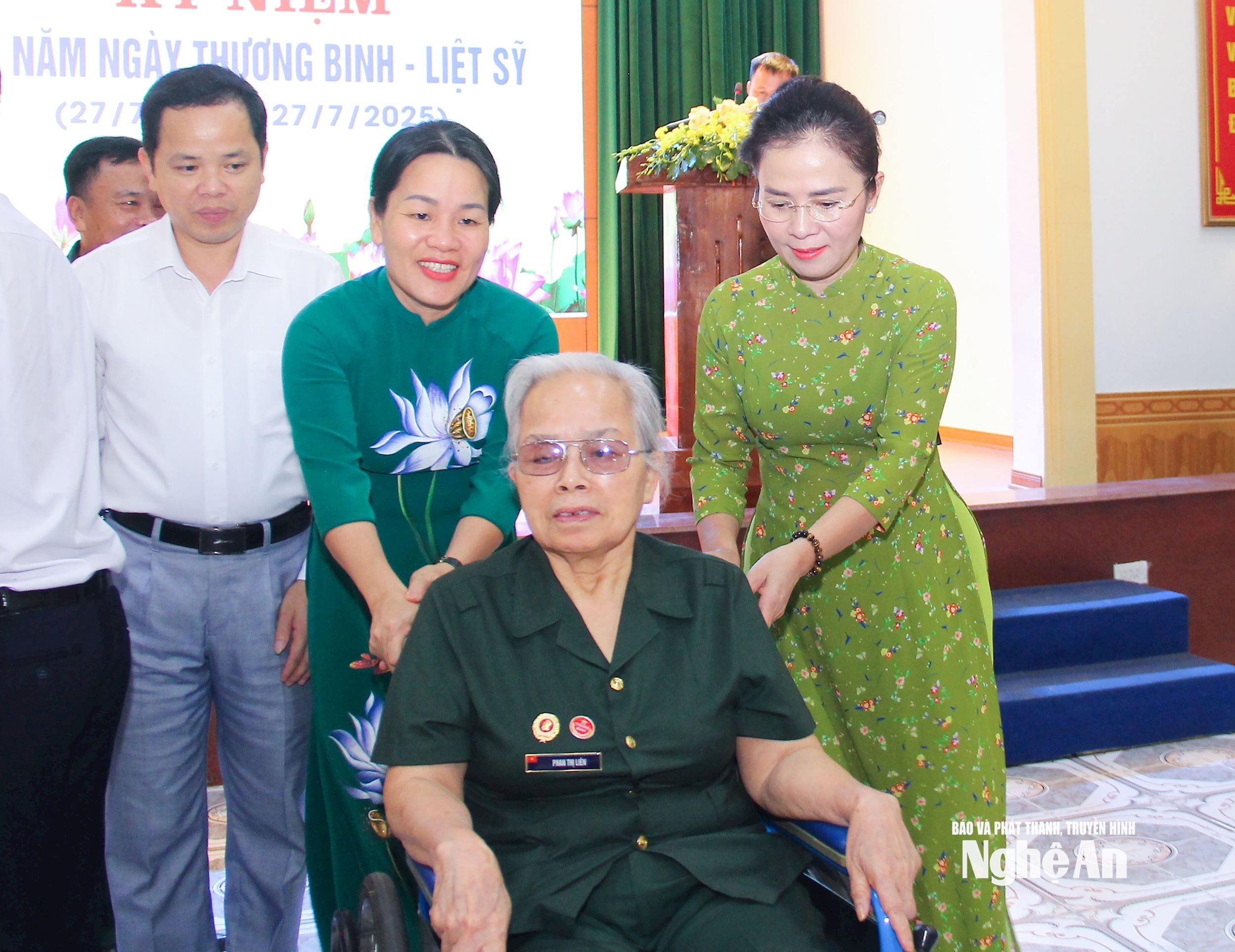 Đồng chí Võ Thị Minh Sinh – Phó Bí thư Tỉnh uỷ Nghệ An, Chủ tịch Uỷ ban MTTQ Việt Nam tỉnh, Trưởng đoàn đại biểu Quốc hội tỉnh gặp gỡ, trao đổi với thương binh tại Trung tâm Điều dưỡng thương binh Nghệ An. Ảnh: Mai Hoa