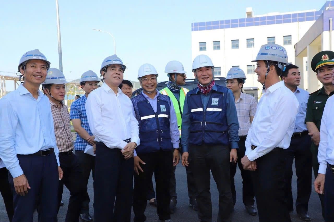 bi-thu-tinh-uy-ha-tinh-nguyen-duy-lam-kiem-tra-tien-do-trien-khai-cac-cong-trinh-du-an-trong-diem-o-khu-kinh-te-vung-ang-1280x852.jpg