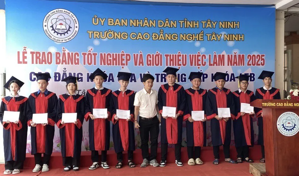 ពិធីប្រគល់សញ្ញាបត្រ និងណែនាំការងារដល់សិស្សានុសិស្សនៅខេត្ត Tay Ninh