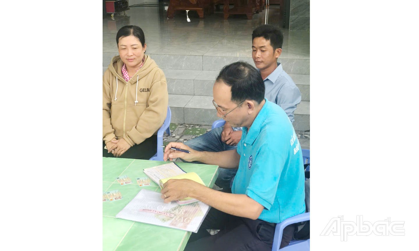Nhân viên BHXH cơ sở Hòa Long tuyên truyền, vận động người dân với phương châm  “Đi từng ngõ, gõ từng nhà, rà từng người  tham gia”, “mưa dầm thấm lâu” để hoàn thành chỉ tiêu được giao.