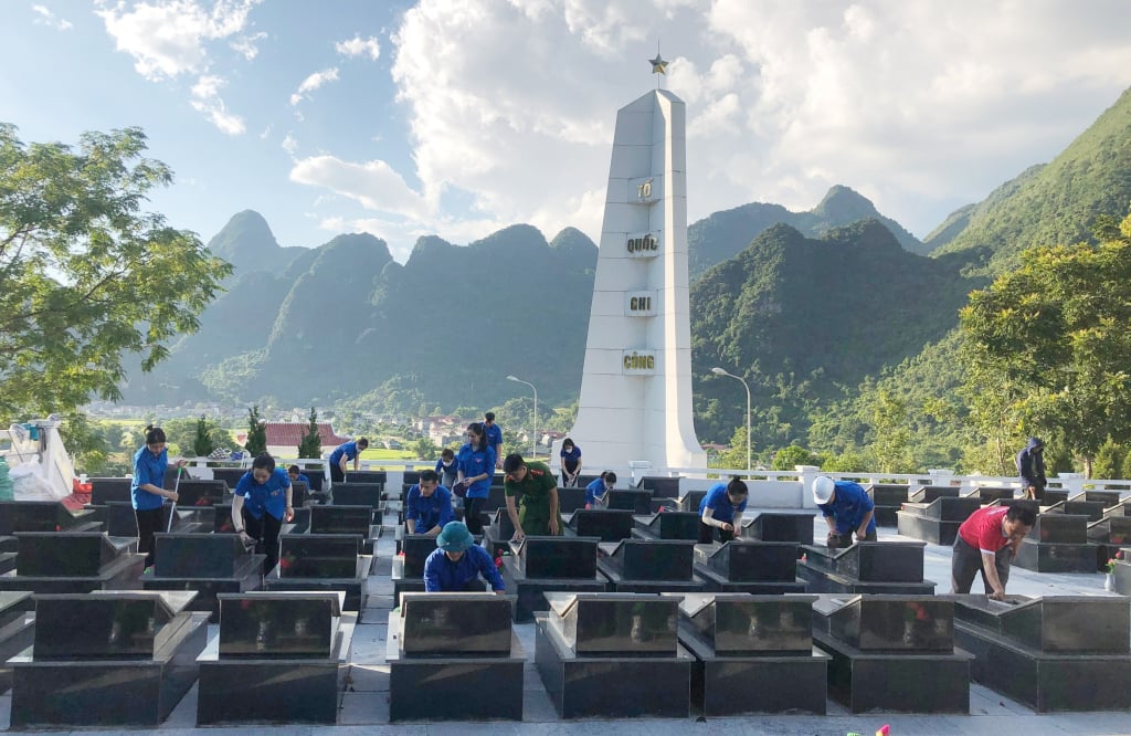 Đoàn viên thanh niên huyện  ra quân tổng vệ sinh Nghĩa trang liệt sĩ.
