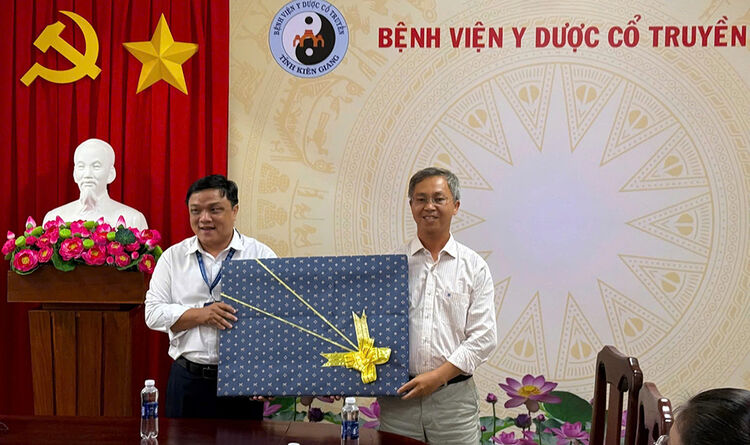 មន្ទីរពេទ្យឱសថបុរាណ និងស្តារនីតិសម្បទា An Giang ផ្លាស់ប្តូរបទពិសោធន៍នៅមន្ទីរពេទ្យព្យាបាល និងស្តារនីតិសម្បទា Kien Giang