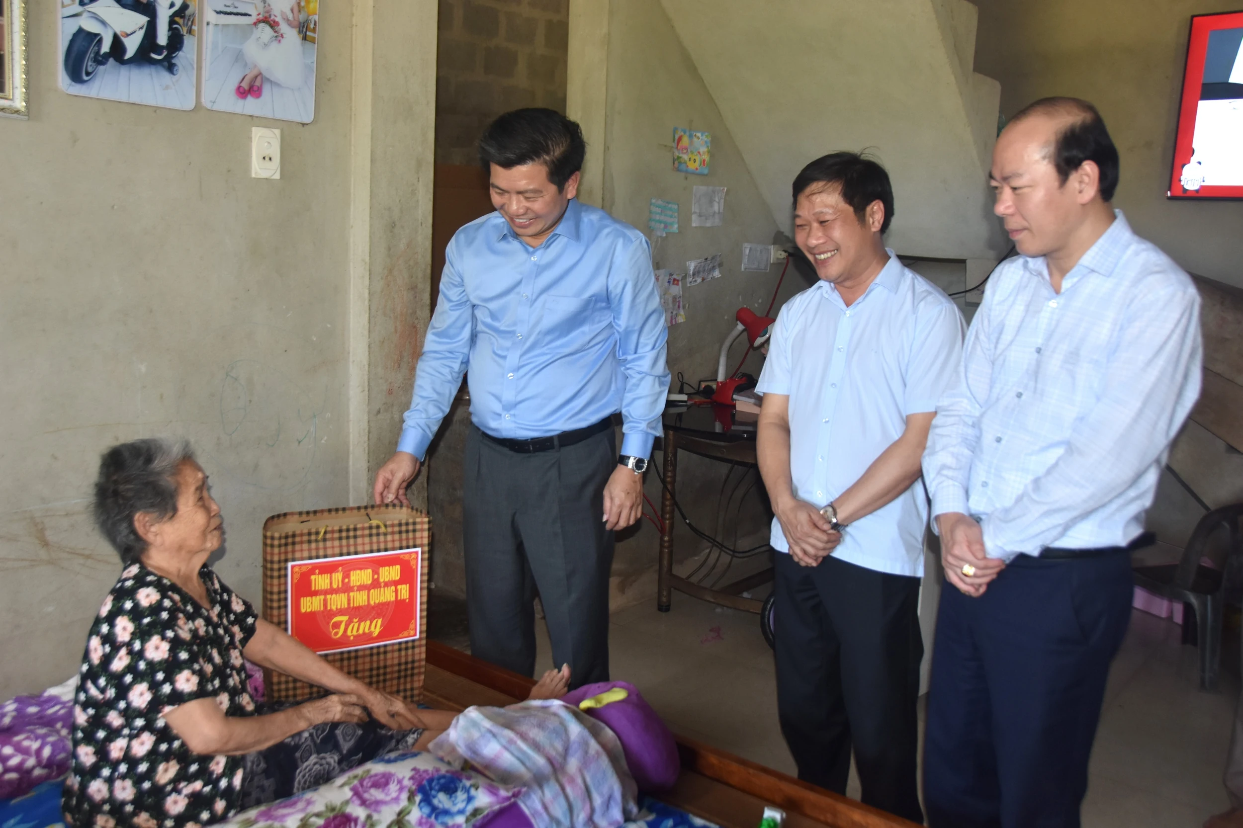 Lãnh đạo tỉnh thăm, tặng quà các gia đình chính sách