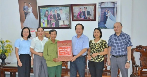 Phường Tùng Thiện tặng quà Bà mẹ Việt Nam Anh hùng và đối tượng chính sách tiêu biểu