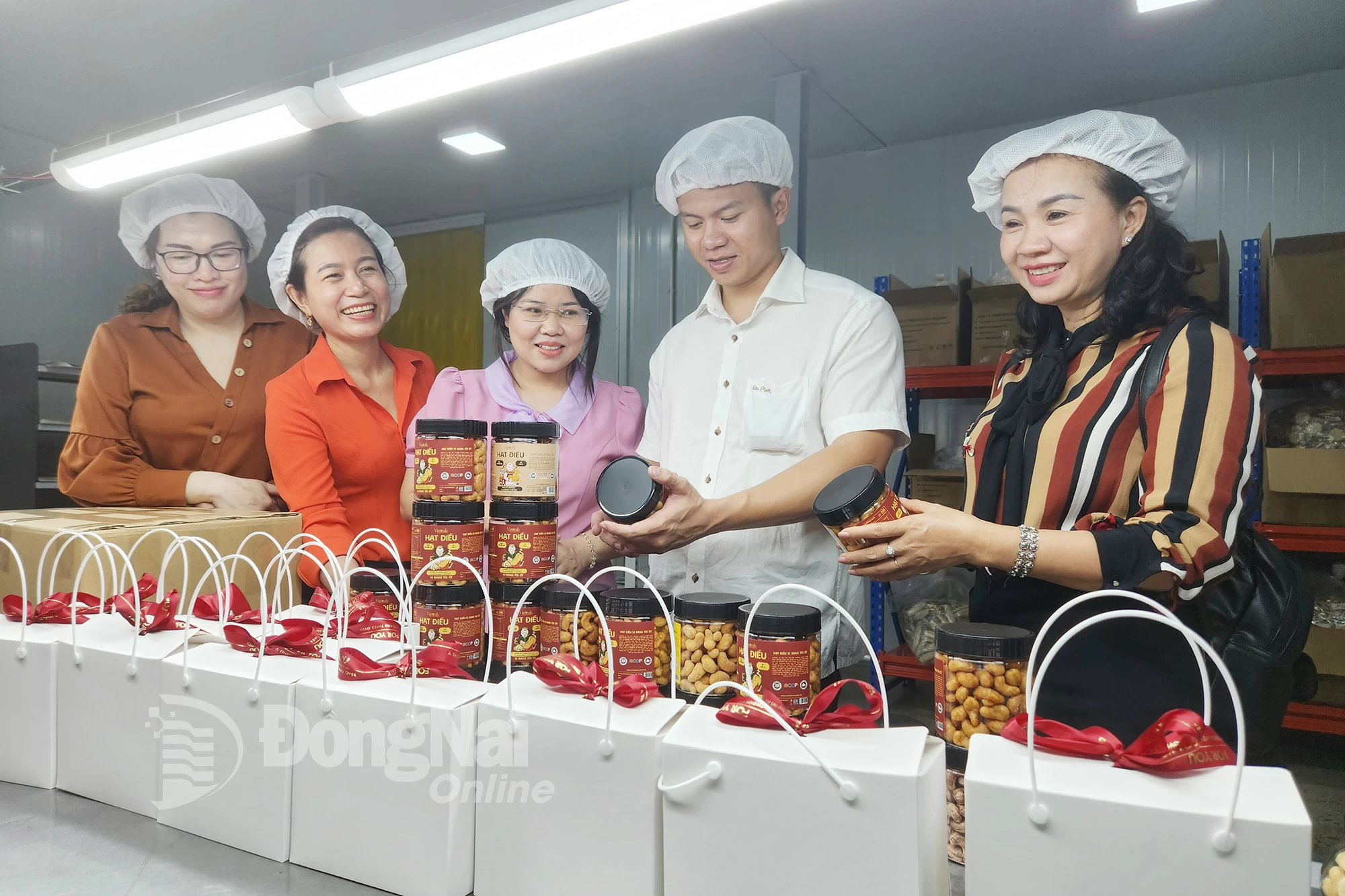 Đại diện Công ty TNHH Xuất nhập khẩu Nga Biên (xã Xuân Hòa) giới thiệu về sản phẩm hạt điều vị tỏi ớt -

một trong những sản phẩm vừa được công nhận OCOP 5 sao của công ty.