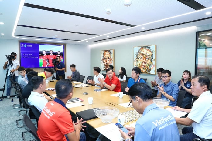 Huyền thoại Liverpool đến Việt Nam giao lưu người hâm mộ - Ảnh 1.