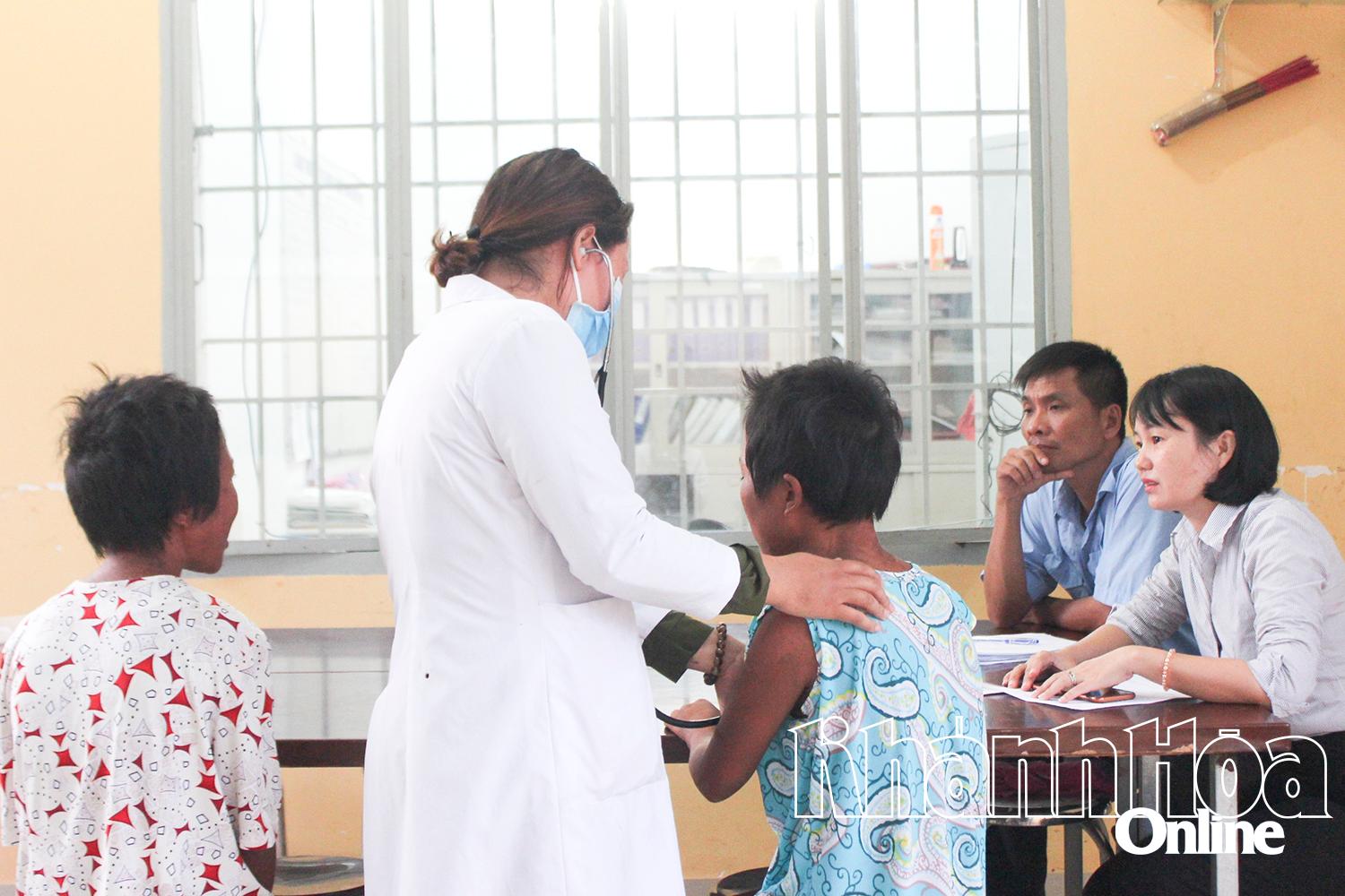 Nhân viên công tác xã hội tư vấn tâm lý và kiểm tra sức khỏe cho đối tượng bảo vệ khẩn cấp.
