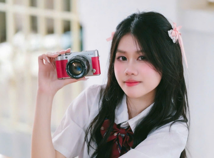 Nguyễn Trần Yến Nhi, học sinh trường THPT Cửa Lò (Nghệ An), đạt 9,75 điểm Ngữ văn, 10 điểm môn Lịch sử và Địa lý, trở thành thủ khoa toàn quốc duy nhất khối C00 (Văn, Sử, Địa). Nữ sinh dự định đăng ký xét tuyển vào chuyên ngành Sư phạm Ngữ văn trường Đại học Sư phạm Hà Nội.