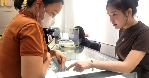 Cơn sốt bạc thỏi và bạc miếng: Nhà đầu tư mới đổ xô tham gia