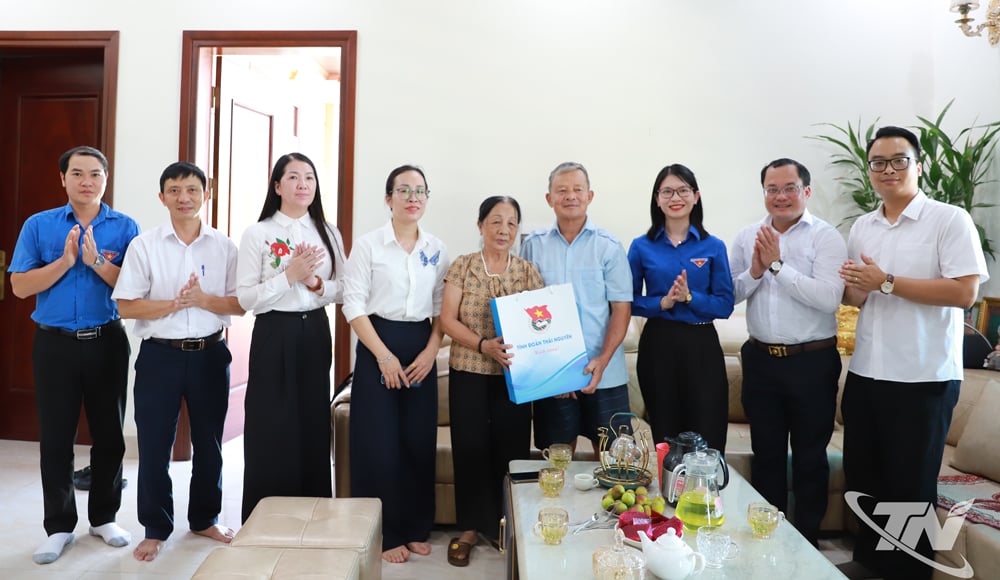 Nam tỉnh Thái Nguyên, Bí thư Tỉnh đoàn cùng Đoàn công tác tặng quà cho ông ông Phạm Văn Trọng, là thương binh.
