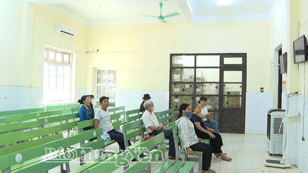 Bệnh viện Đa khoa Phố Nối bố trí quạt mát phục vụ người bệnh khi chờ khám.