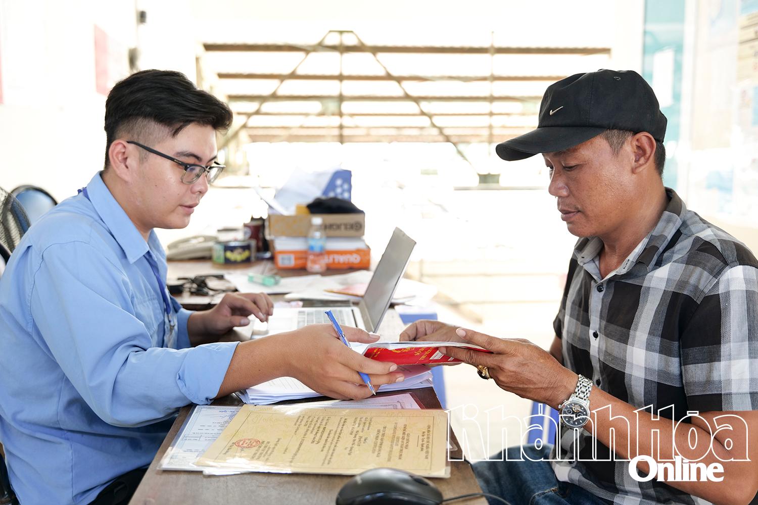 បុគ្គលិកកំពង់ផែនេសាទ Hon Ro (វួដ Nam Nha Trang) ធ្វើការត្រួតពិនិត្យ និងអនុម័តនីតិវិធីនៃការចូល និងចេញរបស់ម្ចាស់ទូកនេសាទ។