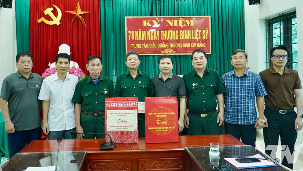 Đoàn công tác của tỉnh Thái Nguyên thăm, tặng quà các thương binh, bệnh binh tại Trung tâm Điều dưỡng thương binh Kim Bảng.