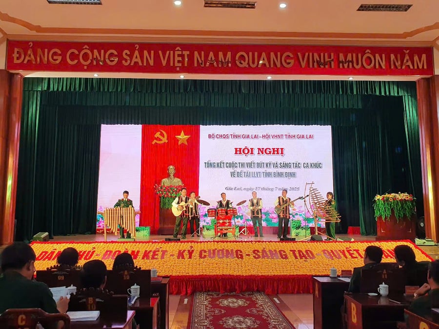 tiet-muc-van-nghe-tai-le-tong-ket-cuoc-thi-anh-nguyen-hang.jpg