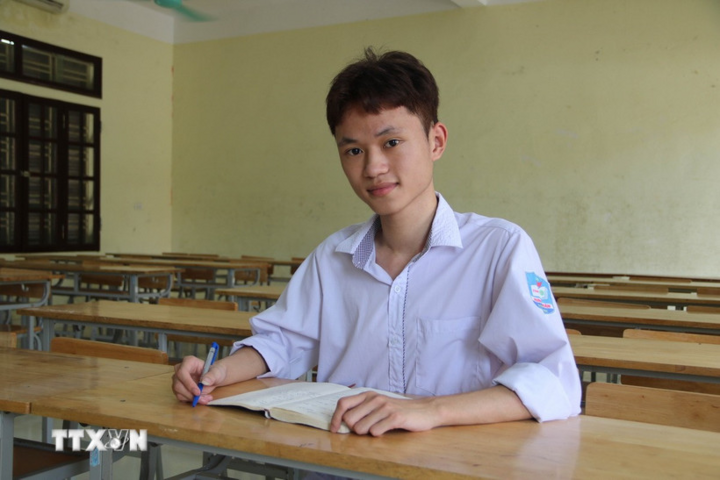 Trần Hữu Thịnh, học sinh trường THPT Hưng Nhân (Hưng Yên) đạt trọn vẹn 30/30 điểm, ghi danh vào bảng vàng thủ khoa toàn quốc khối A00 kỳ thi tốt nghiệp THPT 2025. Nam sinh dự định đăng ký xét tuyển vào trường Đại học Công nghệ (Đại học Quốc gia Hà Nội). (Ảnh: TTXVN)