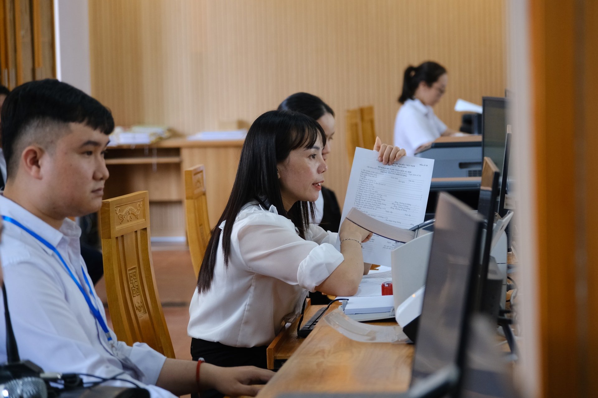 Cán bộ chuyên môn thao tác tiếp nhận, thẩm định hồ sơ