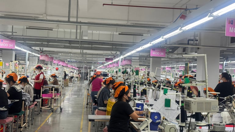 Nguồn điện mặt trời mái nhà được khai thác để sử dụng sản xuất trong doanh nghiệp. (Ảnh: LÊ CHI)