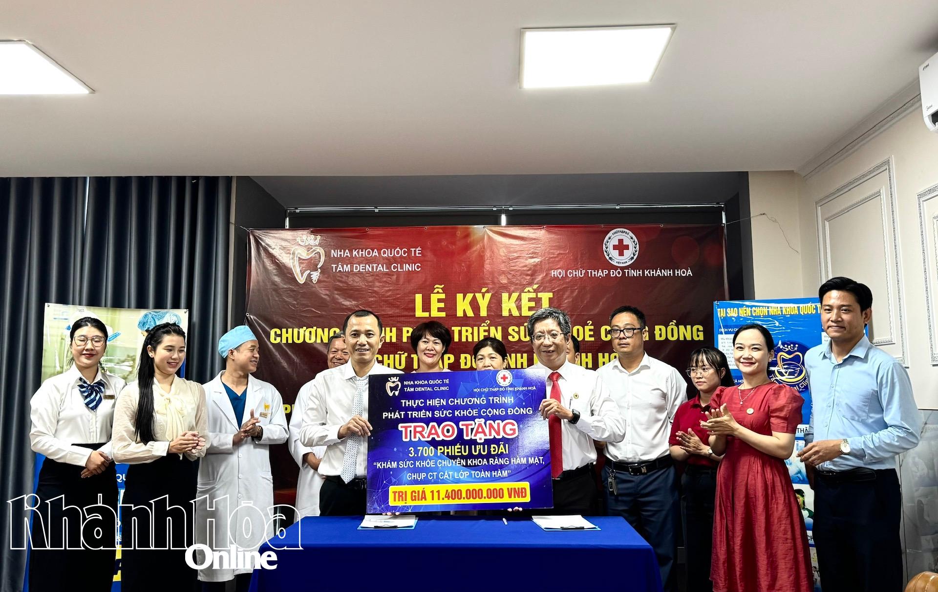 Tam Dental International Dental System remet une plaque de parrainage à la Société provinciale de la Croix-Rouge