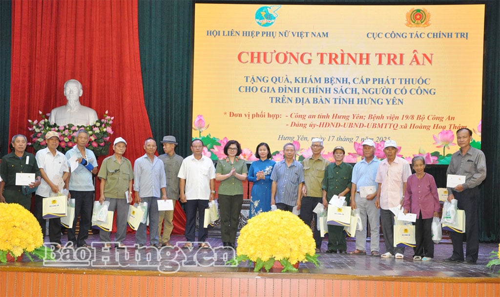 Các đại biểu tặng quà cho gia đình chính sách, người có công với cách mạng.