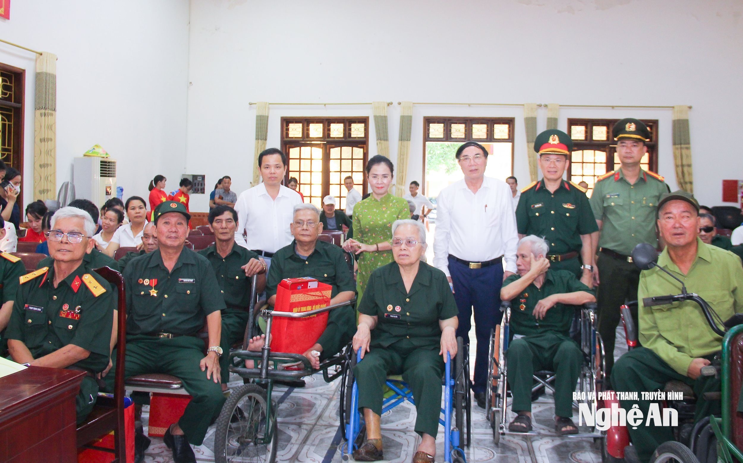  Đoàn công tác của tỉnh chụp ảnh lưu niệm cùng các thương, bệnh binh tại