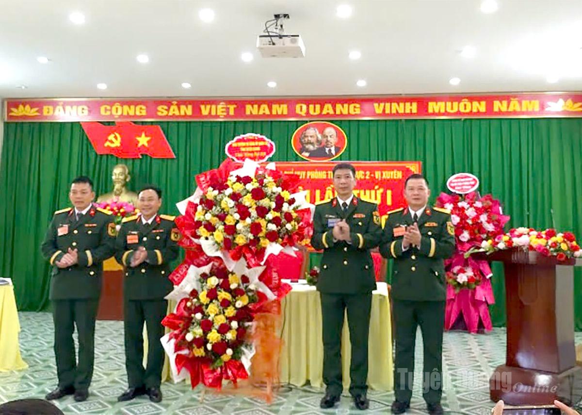 Leaders of the Provincial Military Party Committee presented flowers to congratulate the Congress.